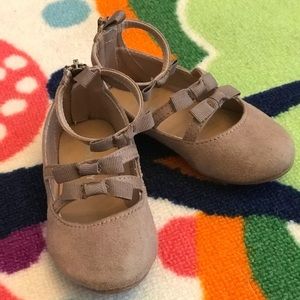 Old Navy Toddler Girls Suede shoe in Tan- Size 5